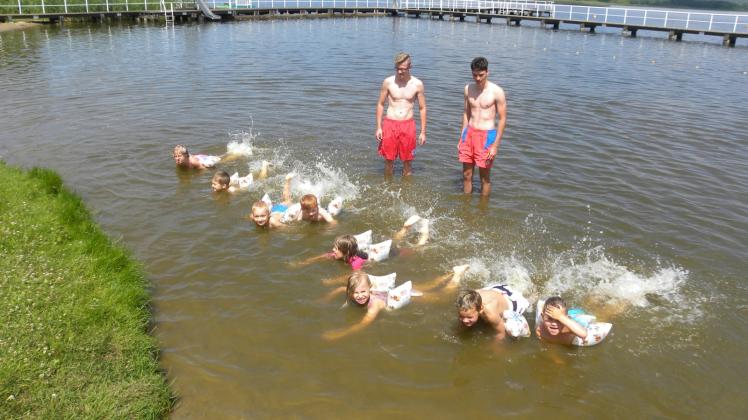 Spielerisch die Angst vor dem Wasser verlieren und trotzdem schon Schwimmtechniken erlernen, können Kita-Kinder in diesen Tagen am Luckower See in Sternberg.