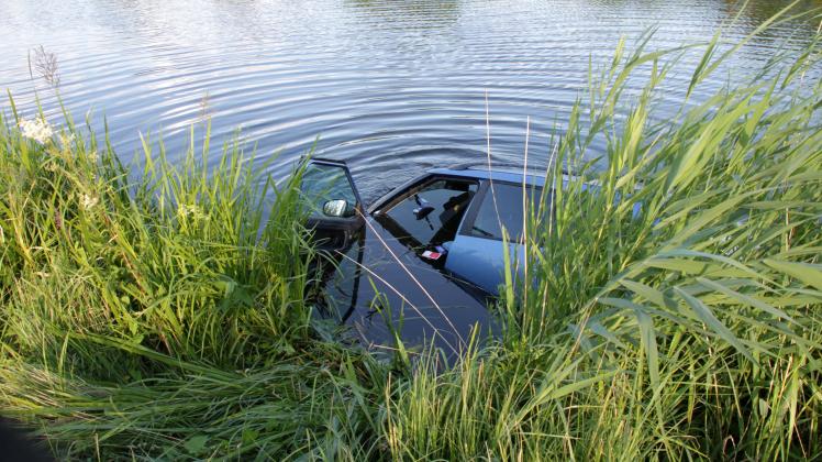 Das Auto der Rentnerin kam aus bislang ungeklärten Umständen von der Fahrbahn ab und landete in der Elde-Müritz-Wasserstraße