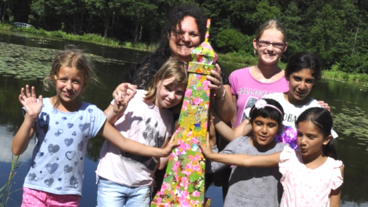 Ein Geschenk für Gadebusch: Kinder einer Integrationsgruppe bastelten den Eiffelturm aus Pappmaché. 