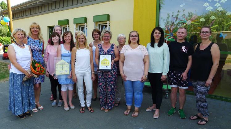 Sind stolz auf die Auszeichnung: Das Team der DRK-Kita „Wiesengrund“ Boizenburg mit der Leiterin Susann Fentzahn. 