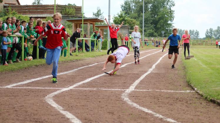 Der Staffellauf der Grundschulen – hier der Zieleinlauf 2017 – ist einer der Höhepunkte des Jahn-Sportfestes. 