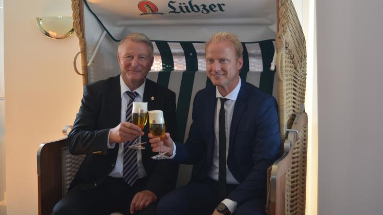 Staffelstab- oder besser: Bierübergabe zwischen Wilfried Horn (l.) und seinem Nachfolger Bastian Pochstein 