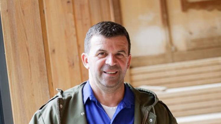 Mit DDR-Parker und Pionier-Hemd will Peter Storch die Jury der Aufguss-Meisterschaft überzeugen.  