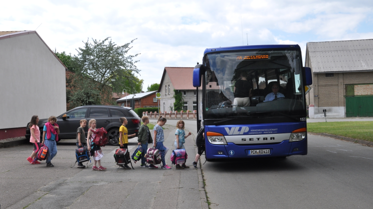 Ein Schulbus hält in Groß Godems. Das Freizeitticket greift nach der Schulzeit. 