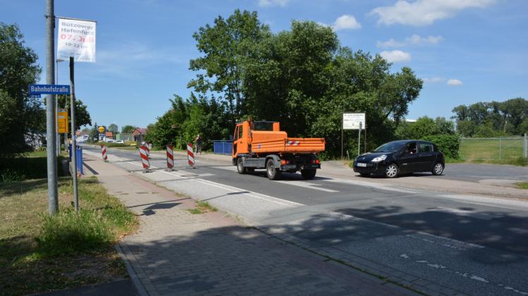Verengte Fahrbahn: Wegen Brückenarbeiten kommt es in der Bahnhofstraße zu Verkehrsbehinderungen. 