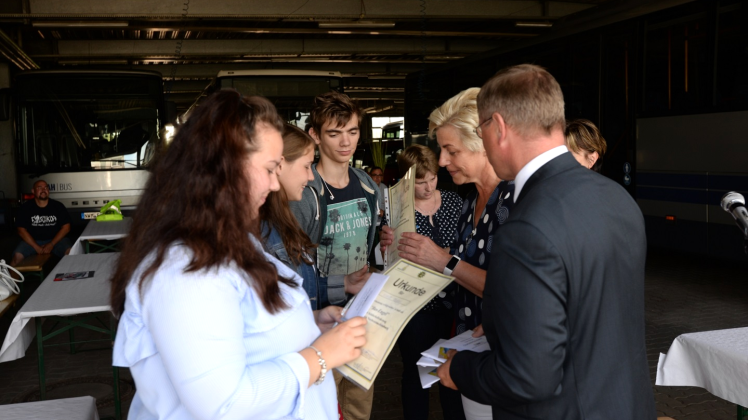 Als Dankeschön für ihr Engagement erhielten die „Bus-Engel“ Estelle Plawan, Charlotte Kutschera und Alexander Knoop (v.l.n.r.) eine Urkunde, einen Gutschein und ein Schülerferienticket. 