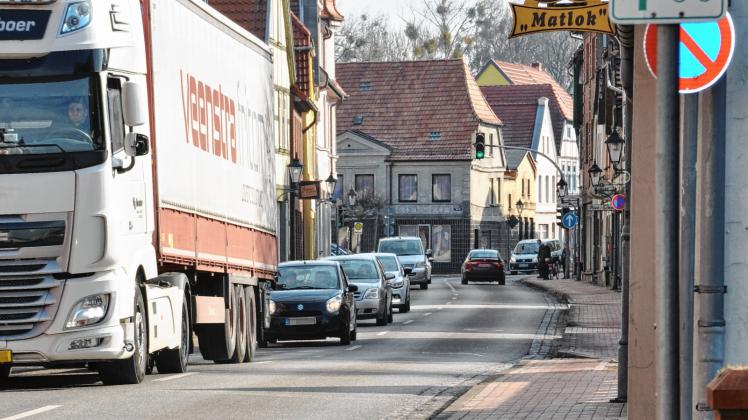 Nerven viele Anwohner: Laster, die durch Neustadt-Glewes Zentrum rollen.