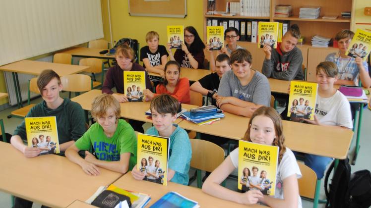 Für die Siebtklässler der Fernsehturm-Schule gab es auch Informationsmaterial über ihre Job-Chancen bei Edeka. 