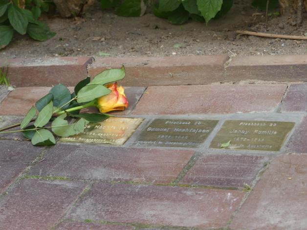 Der Stein für Inge Hochfelsen liegt neben dem ihres im Tötungslager Bernburg ermordeten Mannes Samuel.
