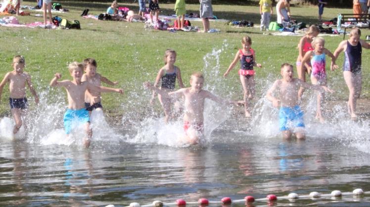 Ab ins kühle Nass: die Schüler aus Mestlin freuen sich auf die Schwimmstunden im Klein Pritzer See.
