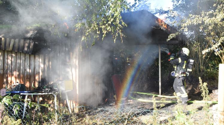 19.15 Uhr: Das Holzhaus im Kleingarten der Kolonie Pupke fängt Feuer, die Feuerwehr bekämpft den Brand. 