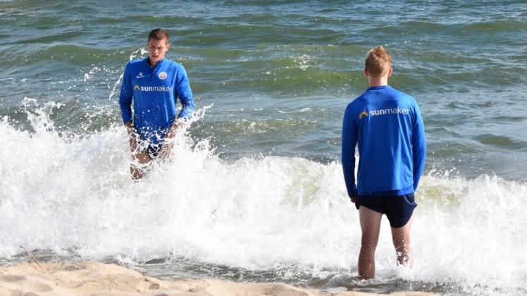 Ein Südtiroler in der Ostsee: „Es war schon ganz schön frisch, hat aber Spaß gemacht“, sagt der gebürtige Italiener und Neu-Rostocker Max Reinthaler (links).