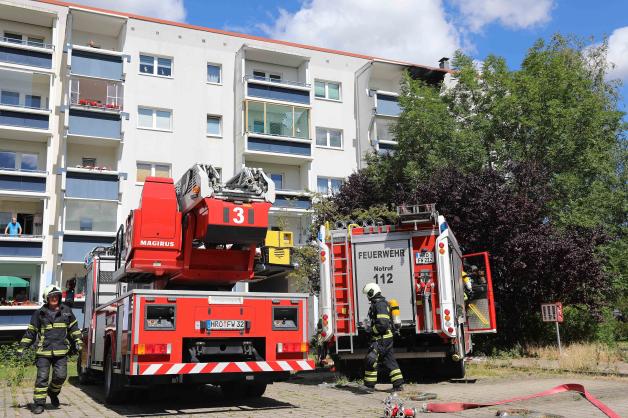 Nach lautem Knall geht Wohnung in Rostocker Mehrfamilienhaus in Flammen auf