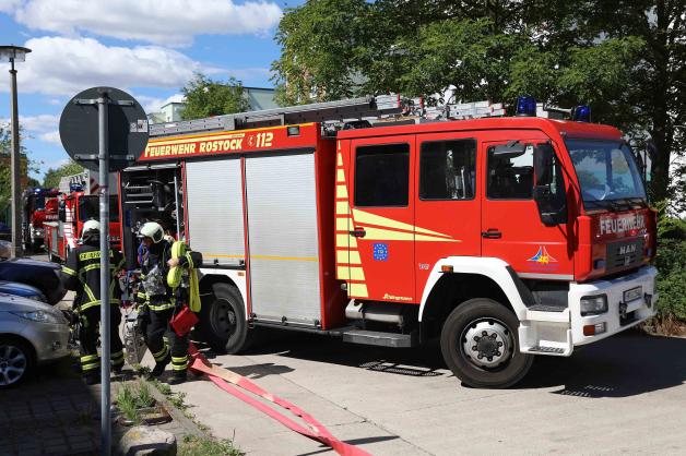 Nach lautem Knall geht Wohnung in Rostocker Mehrfamilienhaus in Flammen auf
