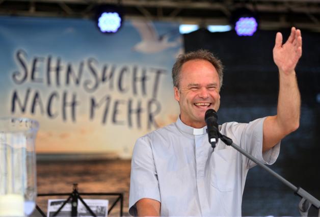 Ökumenepastor Tilman Jeremias spricht zur Eröffnung des Stadtkirchentages auf dem Neuen Markt zum Publikum. Ökumenepastor Tilman Jeremias spricht zur Eröffnung des Stadtkirchentages auf dem Neuen Markt zum Publikum.
