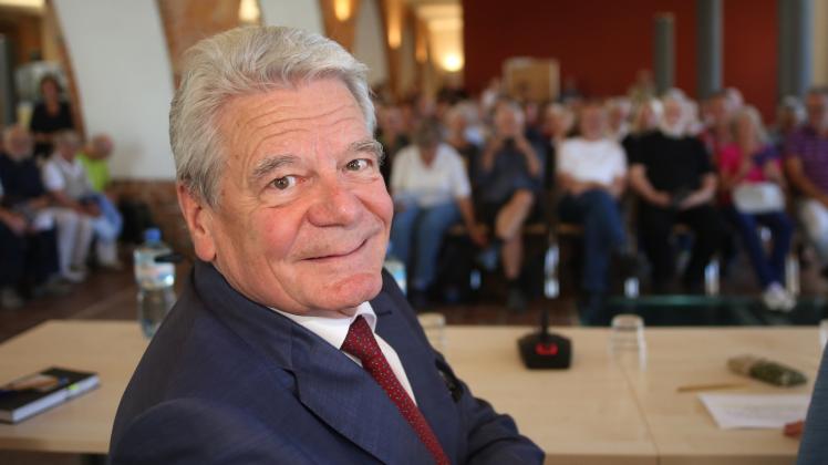 Im Rathaus diskutiert Ex-Bundespräsident Joachim Gauck zum Thema Flüchtlinge. 