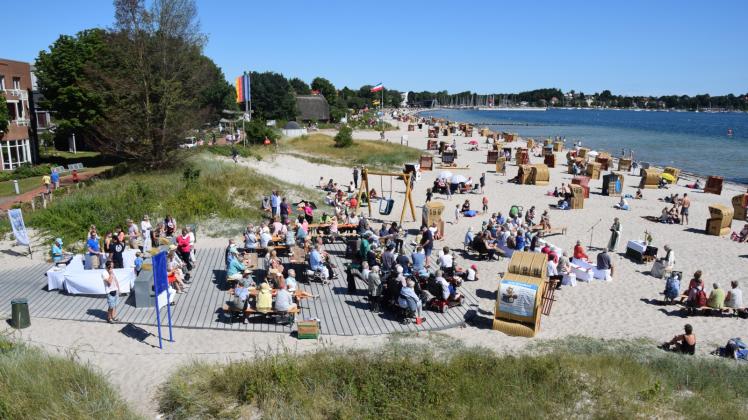 Gelungene Aktion: Auf der einen Seite wurden die Brötchen ausgegeben, auf der anderen Seite ein Gottesdienst gehalten. In der Mitte saßen die Teilnehmer des Strandfrühstücks an Tischen zusammen. Auch 30 Strandkörbe hatte die Touristik geöffnet.