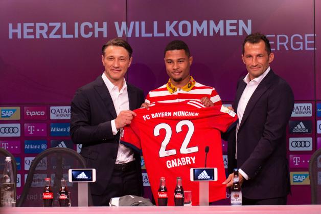 Serge Gnabry (mitte) kehrt von seiner Leihe von der TSG Hoffenheim zum FC Bayern München zurück. 
