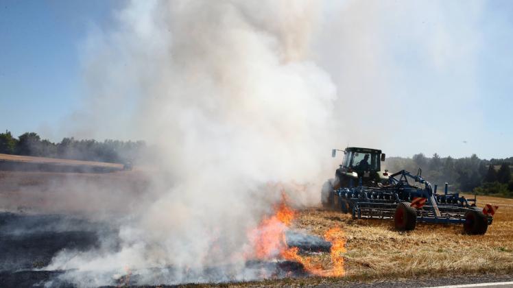 Feueralarm auf dem Acker: Auch in anderen Bundesländern brennt die Ernte, wie auf einem Feld bei Gera in Thüringen
