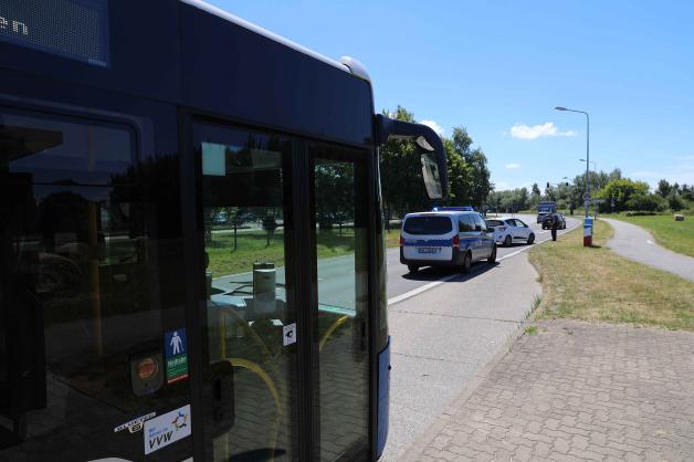 Schwerer Unfall in Rostock: Kind nach Verlassen eines Linienbusses von Auto erfasst und schwer verletzt Schwerer Unfall in Rostock: Kind nach Verlassen eines Linienbusses von Auto erfasst und schwer verletzt