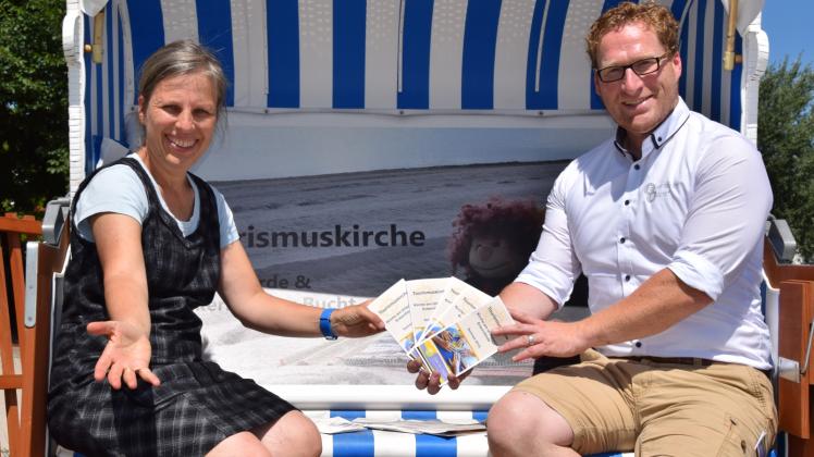 Tourismuspastorin Brigitte Gottuk und ETMG-Geschäftsführer Stefan Borgmann freuen sich auf viele Teilnehmer für das sechswöchige Angebot „Kirche am Urlaubsort Eckernförde“.