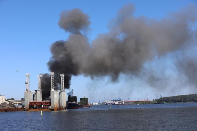 Großbrand auf Rostocker Recyclinghof ALBA im Rostocker Fischereihafen ausgebrochen - Feuerwehren im Großeinsatz