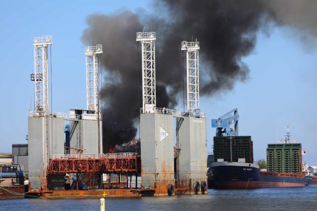 Großbrand auf Rostocker Recyclinghof ALBA im Rostocker Fischereihafen ausgebrochen - Feuerwehren im Großeinsatz