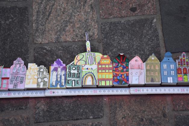 Mehr als 10 000 Rostocker haben Schachtel-Giebelhäuser gestaltet: Kita- und Schulkinder, Privatpersonen, Vereine oder sogar Bewohner aus Seniorenheimen.
