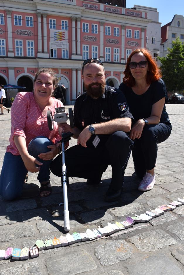 Geschafft, aber glücklich: Die Kunstlehrerinnen Antje Sell (r.) und Anja Janda haben sich den Schachtelmarathon ausgedacht und geplant. Hauptkommissar Gunnar Hinrichs ist die gesamte Strecke mit dem Rolltachometer abgegangen. Geschafft, aber glücklich: Die Kunstlehrerinnen Antje Sell (r.) und Anja Janda haben sich den Schachtelmarathon ausgedacht und geplant. Hauptkommissar Gunnar Hinrichs ist die gesamte Strecke mit dem Rolltachometer abgegangen.
