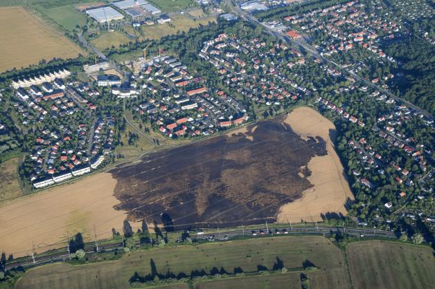 In Rostock fing ein Feld direkt neben einem Wohngebiet Feuer. Das Ausmaß wird auf der Aufnahme aus dem Polizeihubschrauber sichtbar. 
