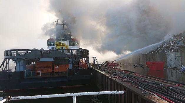 Feuerwehr gibt Entwarnung für Schrott-Brand im Gewerbegebiet Schmarl Feuerwehr gibt Entwarnung für Schrott-Brand im Gewerbegebiet Schmarl