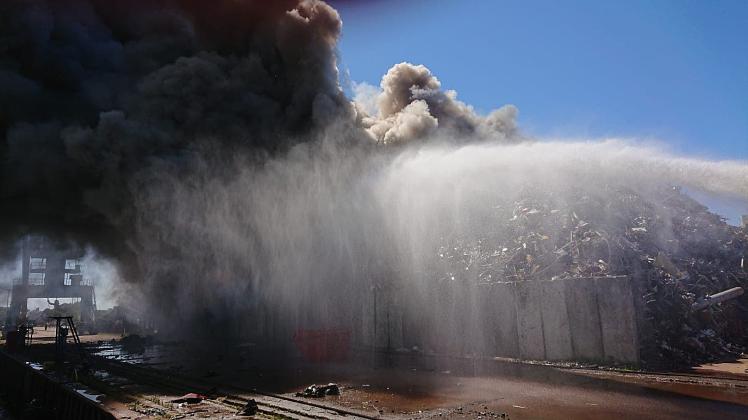 Feuerwehr gibt Entwarnung für Schrott-Brand im Gewerbegebiet Schmarl