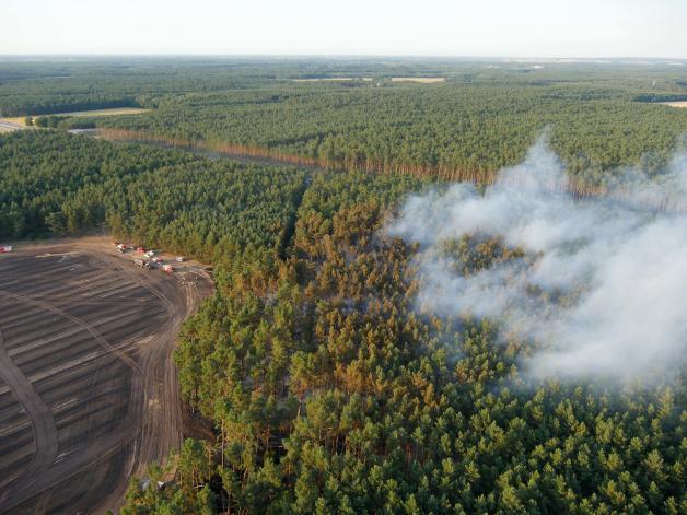 Mehrere Hektar Feld und Wald in Flammen