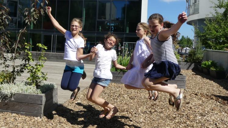 Auch bei den Universitas-Schülerinnen Lee-Ann, Lara, Emelie und Johanna (v. l.) ist die Vorfreude auf die Sommerferien riesig. 