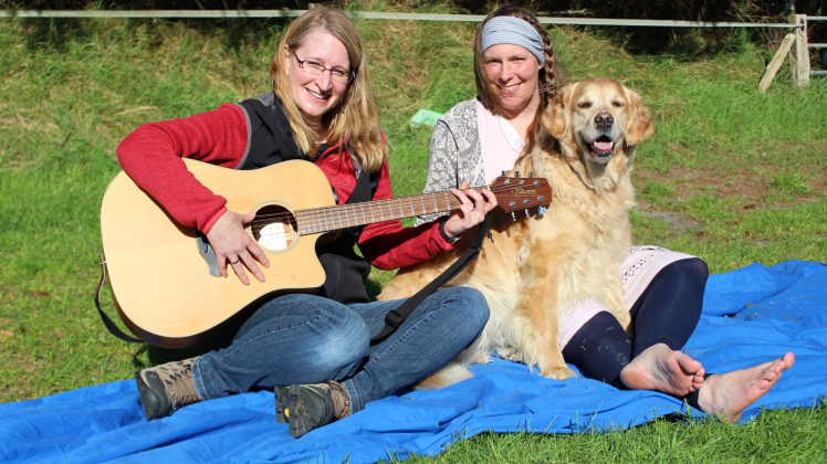 Gitarrenmusik und Kindergarten-Hund Polly gehören zum Konzept der Erzieherinnen. 
