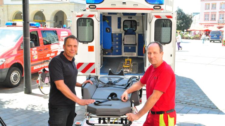Mit dem Schwerlast-Rettungswagen können Sanitäter wie Maik Herholz (l.) und Detlef Drabe Patienten mit einem Gewicht von bis zu 350 Kilogramm in die Klinik befördern.