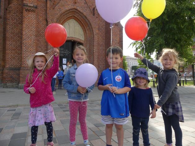 Die Kinder aus dem Knirpsenland Charlotte (5), Mara (5), Carl (5), Paula (3) und Hanna (5, v. l.) sind bereit, denn gleich dürfen sie ihre Ballons in die Luft steigen lassen.  Fotos: anja Engel 
