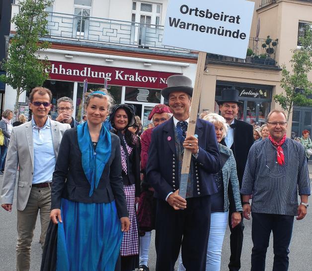 Auch Politiker wollen Spaß: Der Ortsbeirat des Ostseebades gönnte sich eine Auszeit mit Kostümierung. Die Mitglieder des Gremiums ließen es sich nicht nehmen, und zogen von der Promenade aus bis zum Leuchtturm. Auch Politiker wollen Spaß: Der Ortsbeirat des Ostseebades gönnte sich eine Auszeit mit Kostümierung. Die Mitglieder des Gremiums ließen es sich nicht nehmen, und zogen von der Promenade aus bis zum Leuchtturm.