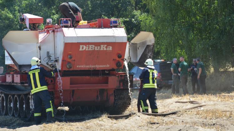 Wasser nachfüllen: Raduhner Feuerwehrleute füllen die Tanks des Löschpanzers, der seit Donnerstag im Einsatz war.  Fotos: Neumann 