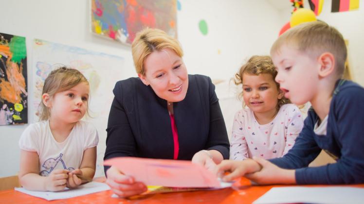 Zu Besuch in einer Kita: Franziska Giffey ist Familienministerin in Deutschland. Zu Besuch in einer Kita: Franziska Giffey ist Familienministerin in Deutschland.