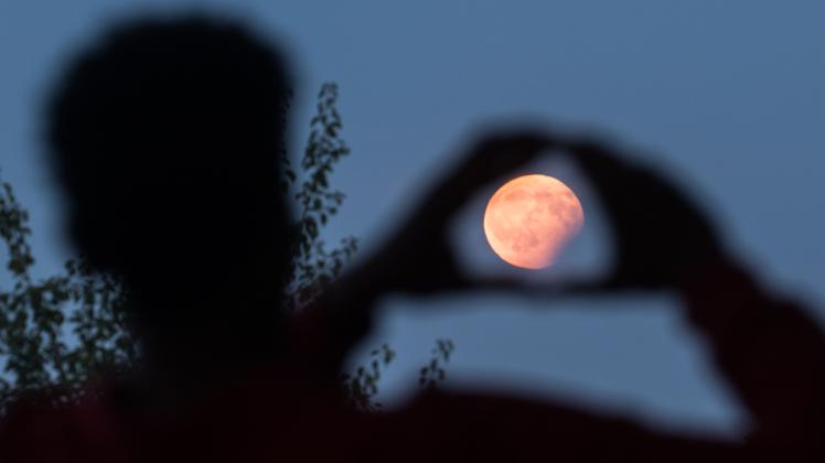 Im Schatten der Erde: der Mond Im Schatten der Erde: der Mond