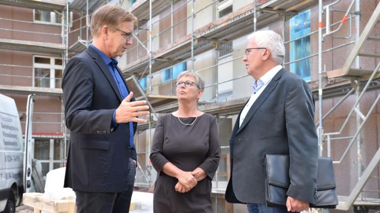 Im Herbst 2019 soll die Komplettsanierung der Küstenschule von Schulleiterin Silvia Schrötter abgeschlossen sein, erfährt Dietmar Bartsch von KOE-Vertreter Friedhelm Meyer (r.).