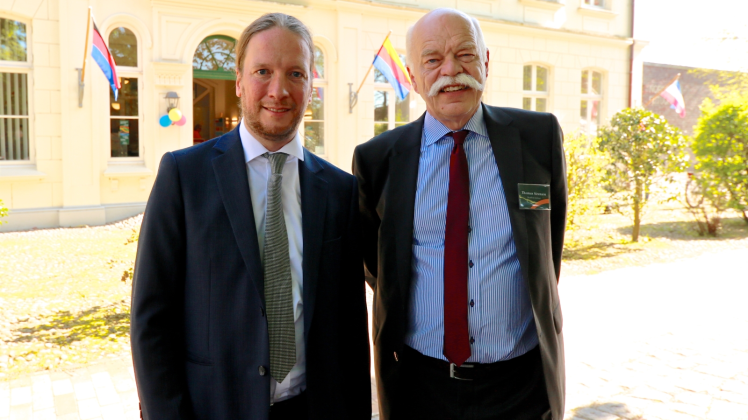 Instituts-Direktor Prof. Dr. Thomas Steensen (r.) mit seinem Nachfolger Dr. Christoph Schmidt.