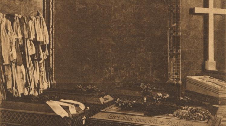 Im Schweriner Dom: die Sarkophage in der nördlichen Chorkapelle (um 1925) 