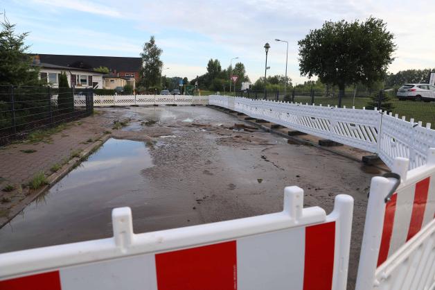Wasser im Überfluss: Zahlreiche Rohrbrüche im Rostocker Stadtgebiet - Keller, Straßen und Wohnhäuser voll gelaufen Wasser im Überfluss: Zahlreiche Rohrbrüche im Rostocker Stadtgebiet - Keller, Straßen und Wohnhäuser voll gelaufen