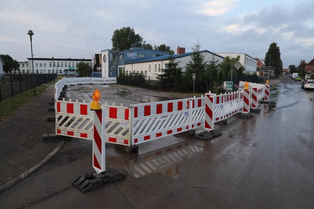 Wasser im Überfluss: Zahlreiche Rohrbrüche im Rostocker Stadtgebiet - Keller, Straßen und Wohnhäuser voll gelaufen