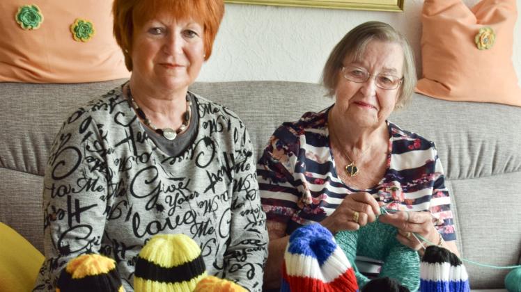 Mit Strickwaren für Fußballfans: Gitta Heinze (links) und Anneliese Düsterhöft.