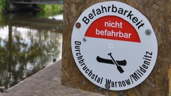 Schild an der Brücke zwischen Groß Görnow und Sternberger Burg: Ab hier bis nach Eickhof ist die Warnow nicht mehr befahrbar.
