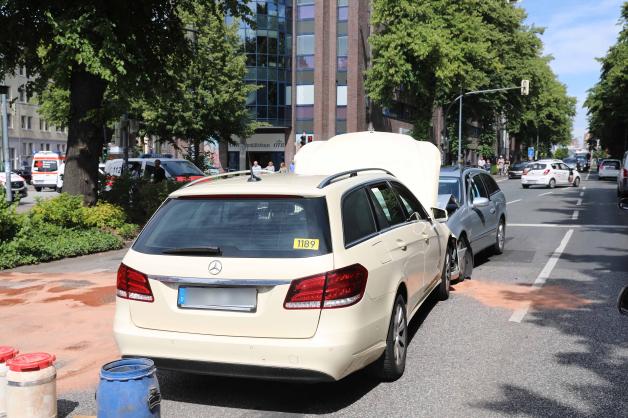 Schwerer Unfall am Rostocker Saarplatz: Mercedes kracht frontal in stehendes Taxi Schwerer Unfall am Rostocker Saarplatz: Mercedes kracht frontal in stehendes Taxi