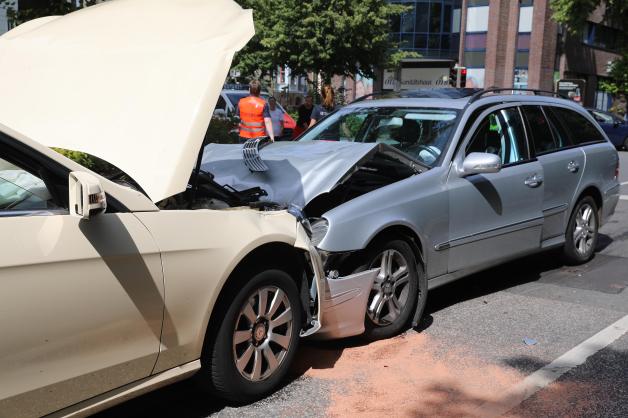 Schwerer Unfall am Rostocker Saarplatz: Mercedes kracht frontal in stehendes Taxi